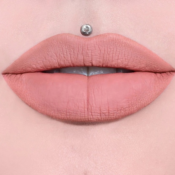Jeffree Star Cosmetics Velour Liquid Lipstick- Birthday Suit
Peachy-pink nude - Picture 2 of 3